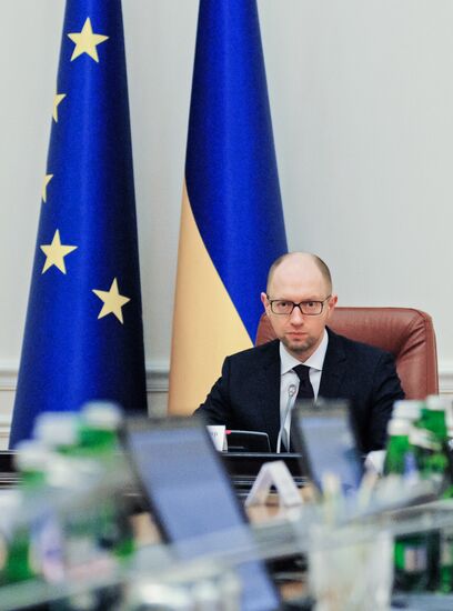 Arseniy Yatsenyuk chairs Ukrainian Cabinet meeting