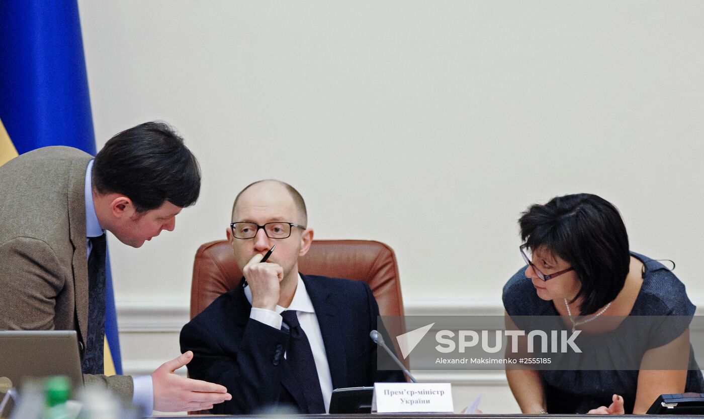 Arseniy Yatsenyuk chairs Ukrainian Cabinet meeting