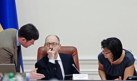 Arseniy Yatsenyuk chairs Ukrainian Cabinet meeting