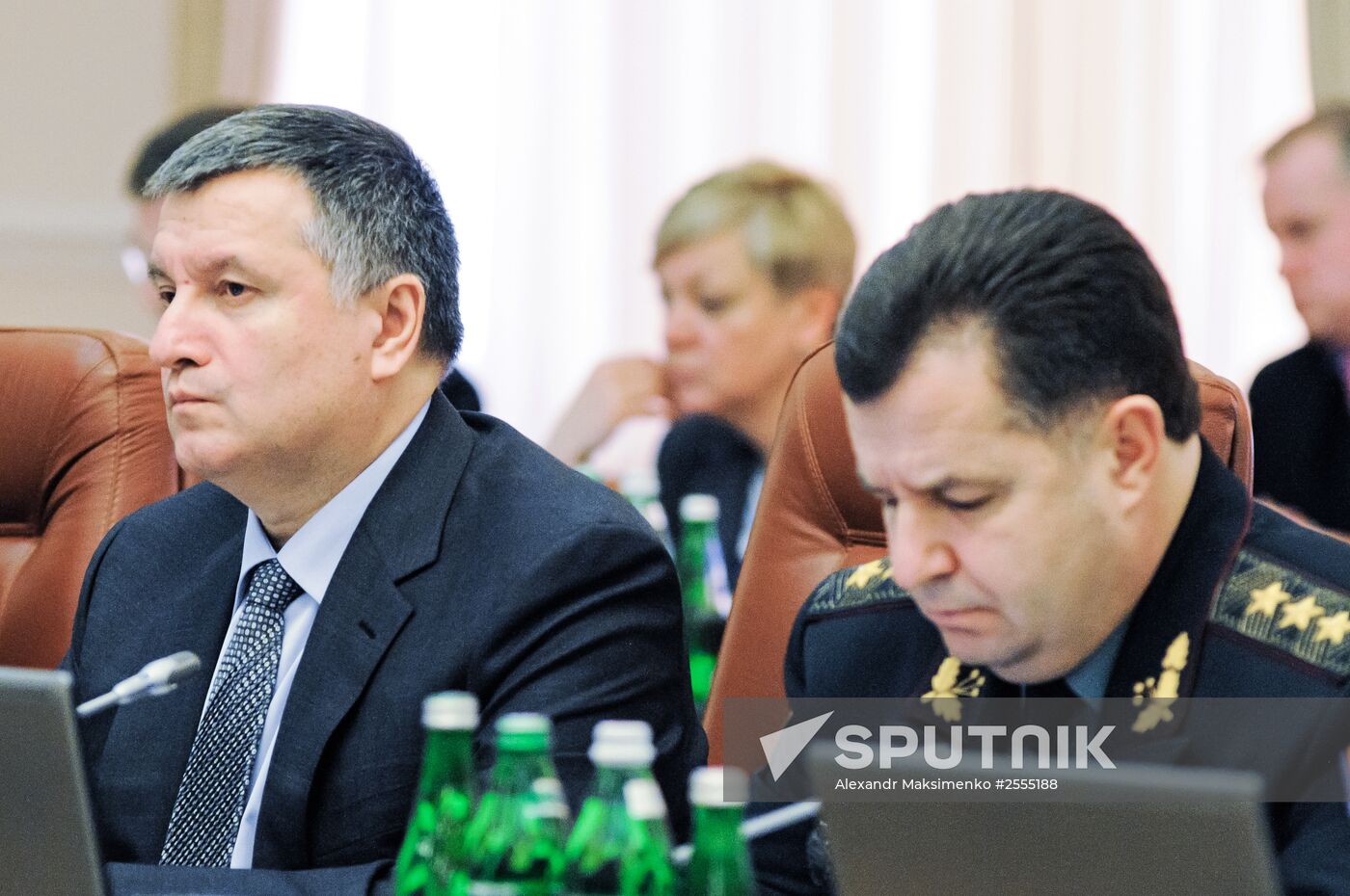 Arseniy Yatsenyuk chairs Ukrainian Cabinet meeting