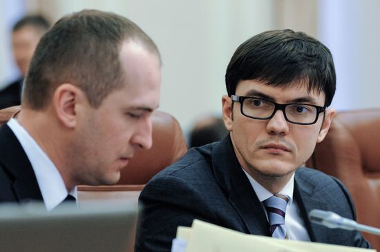 Arseniy Yatsenyuk chairs Ukrainian Cabinet meeting