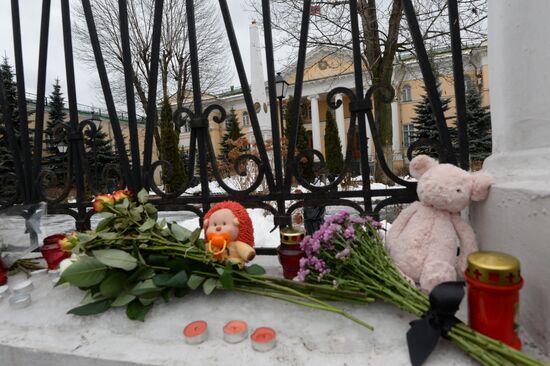 Flowers and candles outside Armenian Embassy in Moscow in connection with Gyumri tragedy