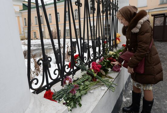 Flowers and candles outside Armenian Embassy in Moscow in connection with Gyumri tragedy