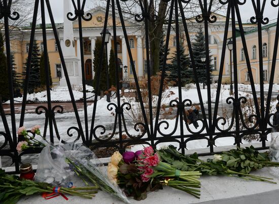 Flowers and candles outside Armenian Embassy in Moscow in connection with Gyumri tragedy