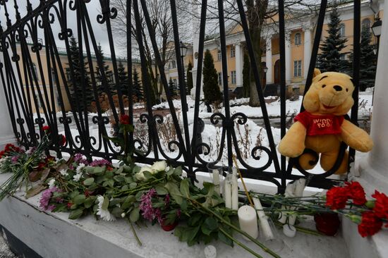 Flowers and candles outside Armenian Embassy in Moscow in connection with Gyumri tragedy