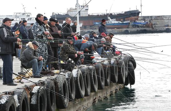 Angling from pier in Yalta