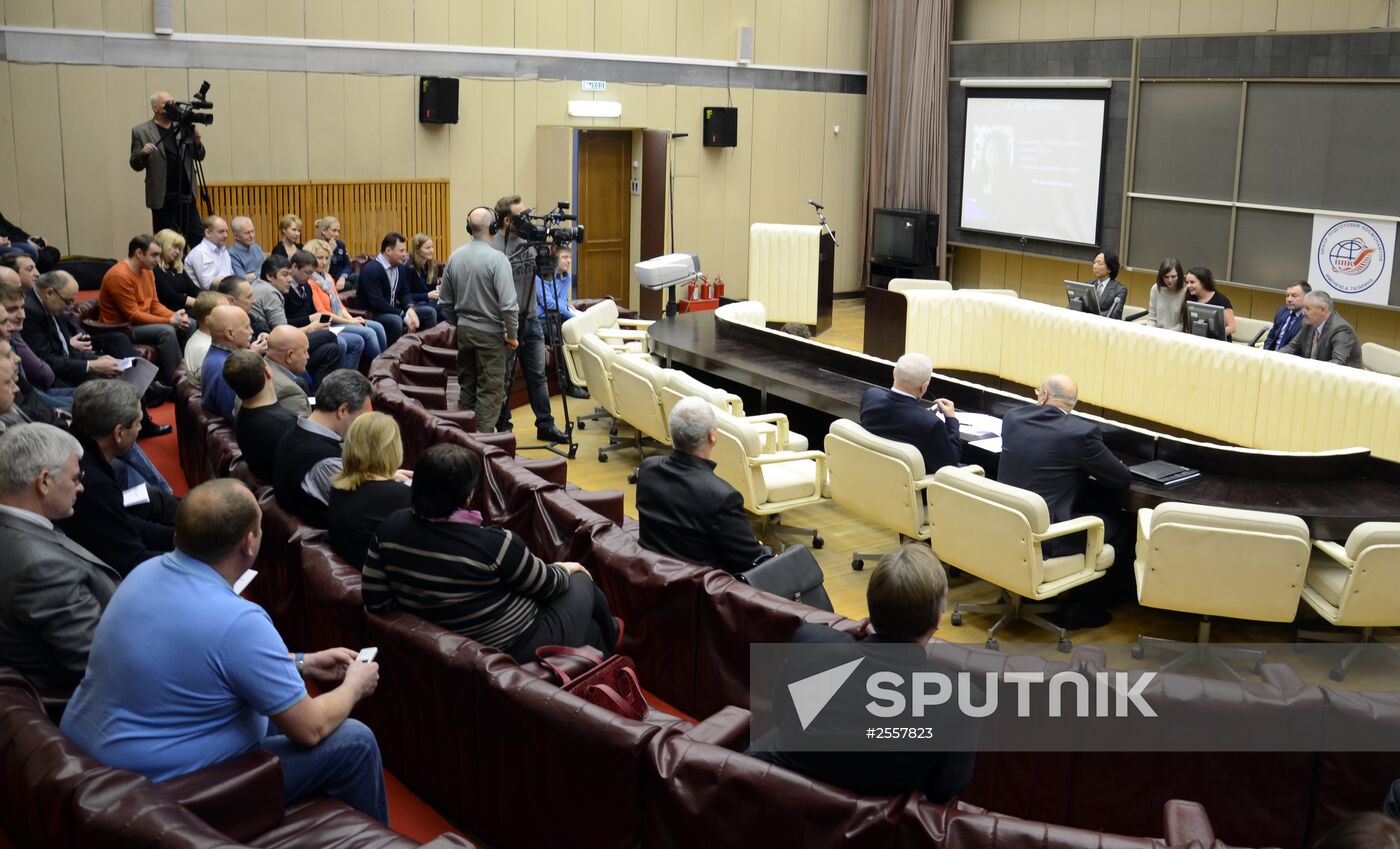 Singer Sarah Brightman and business person Satoshi Takamatsu meet with top managers and employees of the Cosmonaut Training Center