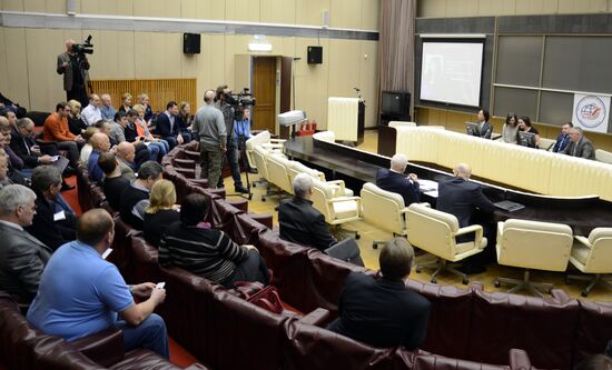 Singer Sarah Brightman and business person Satoshi Takamatsu meet with top managers and employees of the Cosmonaut Training Center