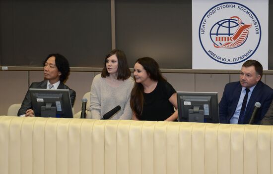 Singer Sarah Brightman and business person Satoshi Takamatsu meet with top managers and employees of the Cosmonaut Training Center