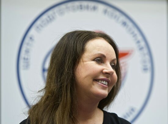 Singer Sarah Brightman and business person Satoshi Takamatsu meet with top managers and employees of the Cosmonaut Training Center