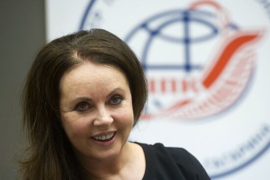 Singer Sarah Brightman and business person Satoshi Takamatsu meet with top managers and employees of the Cosmonaut Training Center