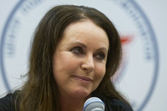 Singer Sarah Brightman and business person Satoshi Takamatsu meet with top managers and employees of the Cosmonaut Training Center