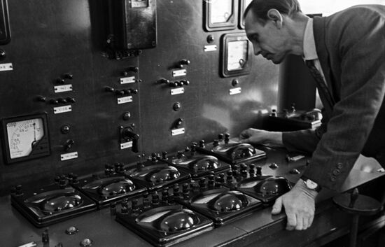 Inventor V. Alekseyev at instrumentation laboratory