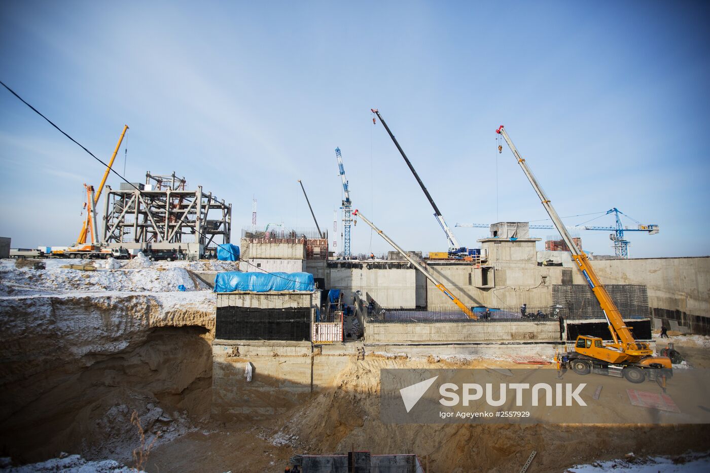 Alexander Volosov visits Vostochmy space center's construction site