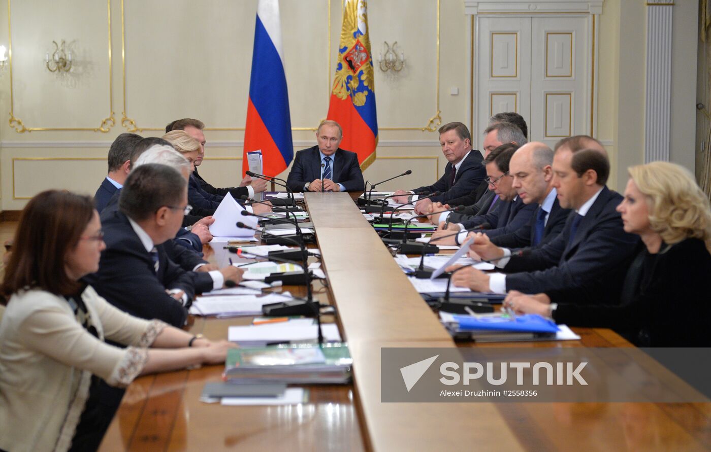 President Vladimir Putin meets with Government members