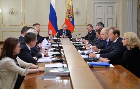 President Vladimir Putin meets with Government members