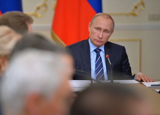 President Vladimir Putin meets with Government members