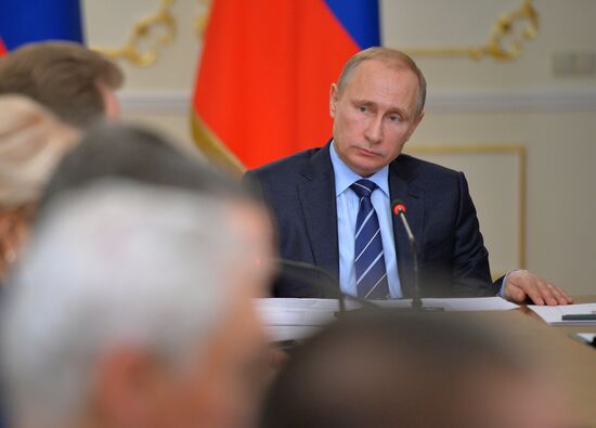 President Vladimir Putin meets with Government members