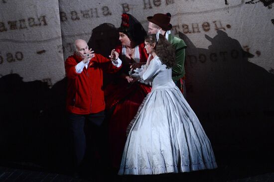 Play "Dancing with a Teacher"