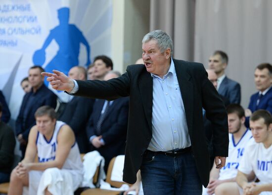Basketball match between Moscow State University students and alumni