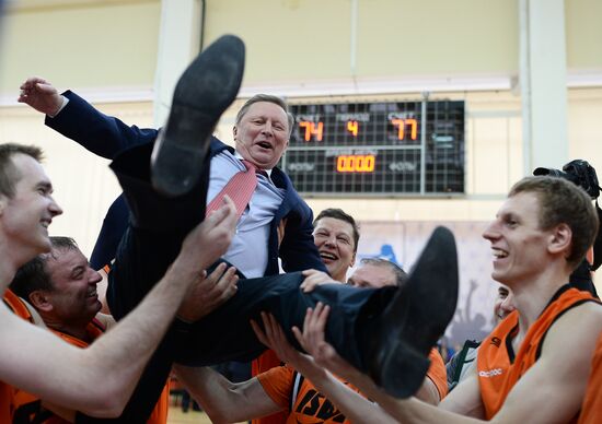 Basketball match between Moscow State University students and alumni