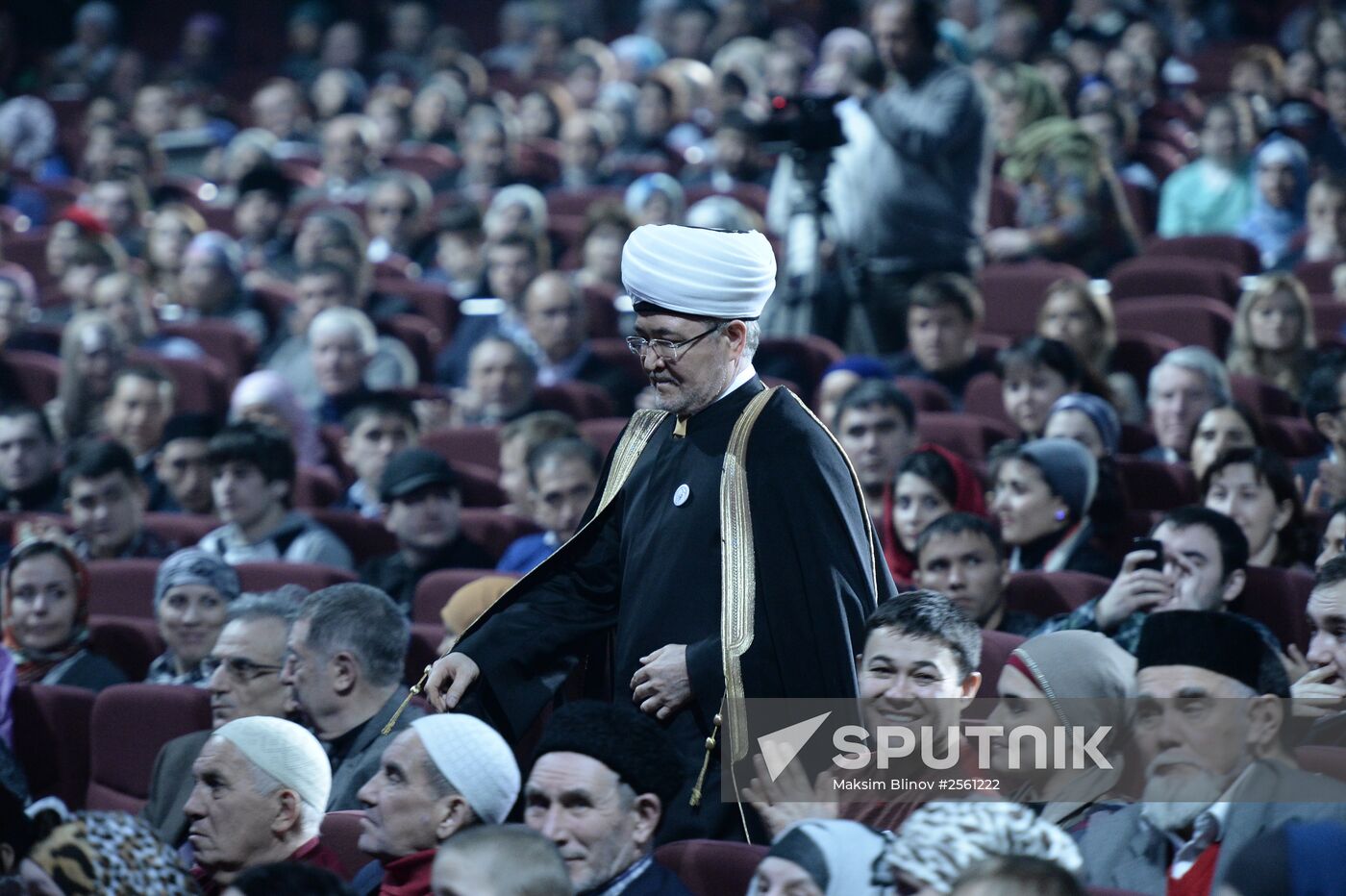 Presentation of holy Muslim relic - Prophet Muhammad's strand of hair