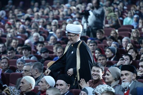 Presentation of holy Muslim relic - Prophet Muhammad's strand of hair