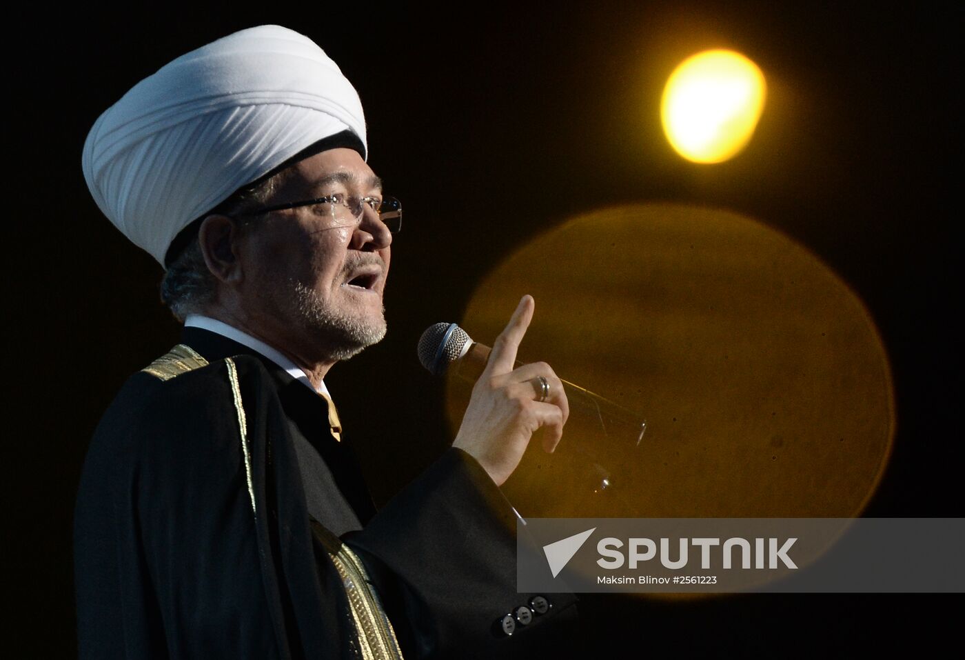 Presentation of holy Muslim relic - Prophet Muhammad's strand of hair