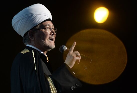 Presentation of holy Muslim relic - Prophet Muhammad's strand of hair