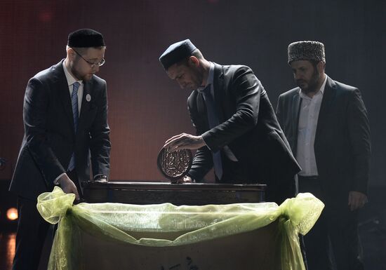 Presentation of holy Muslim relic - Prophet Muhammad's strand of hair