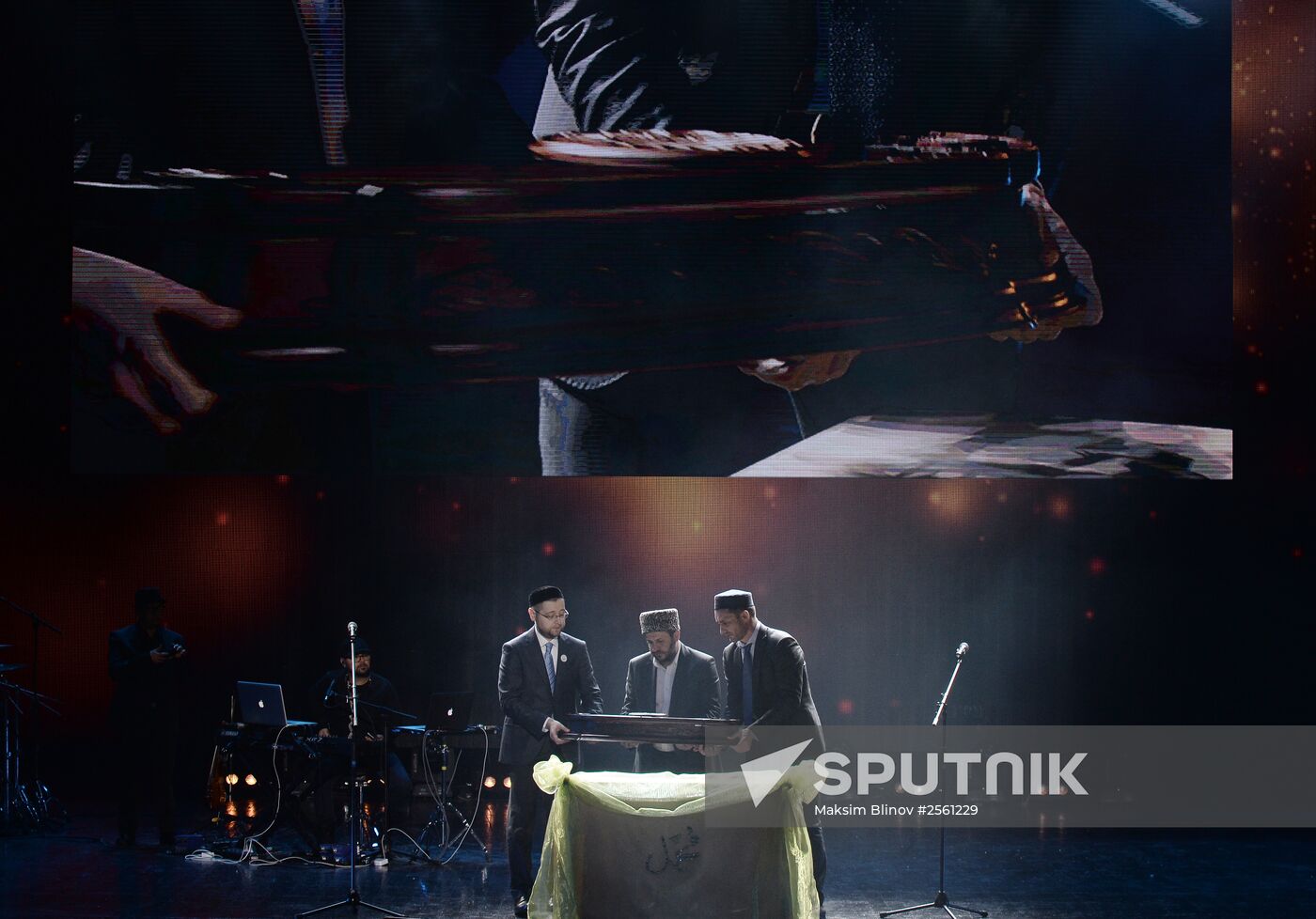 Presentation of holy Muslim relic - Prophet Muhammad's strand of hair