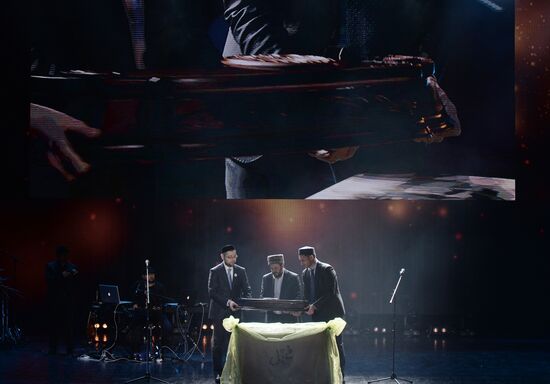 Presentation of holy Muslim relic - Prophet Muhammad's strand of hair