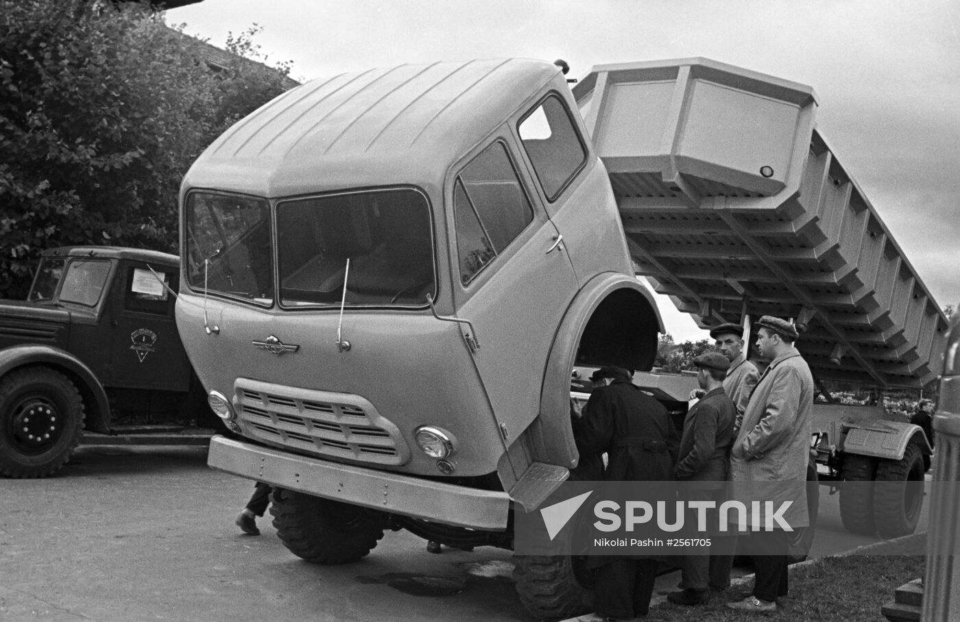 Minsk heavy hauler MAZ-504 B
