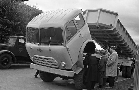 Minsk heavy hauler MAZ-504 B