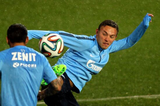 Football. Zenit in training