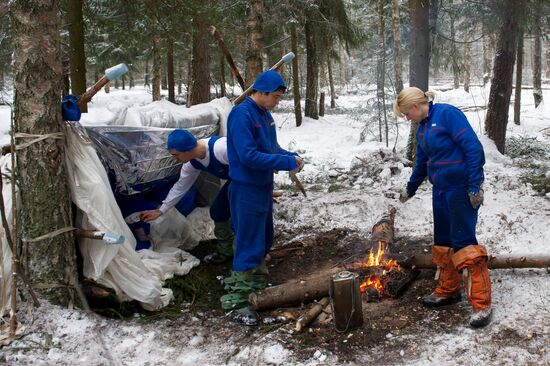 448/49 ISS crew practices survival skills in case of emergency landing in forest