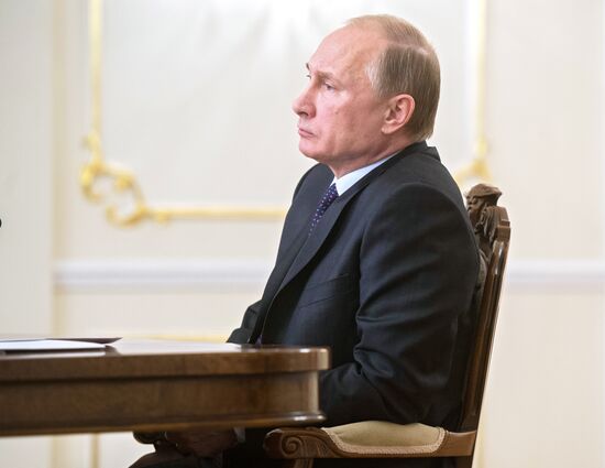 President Vladimir Putin meets with Government members