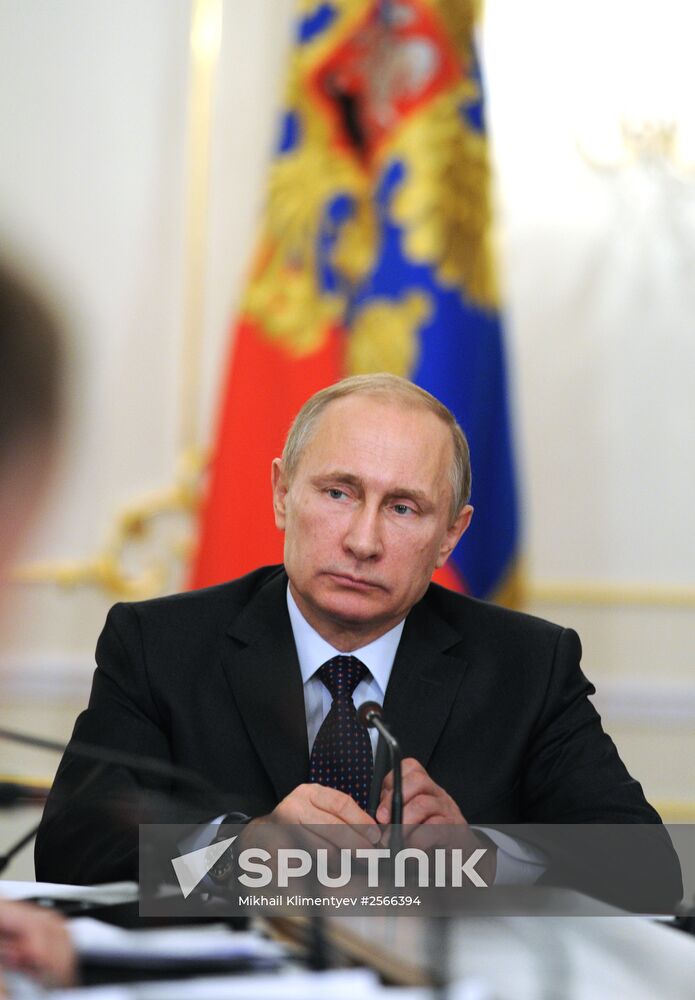 President Vladimir Putin meets with Government members