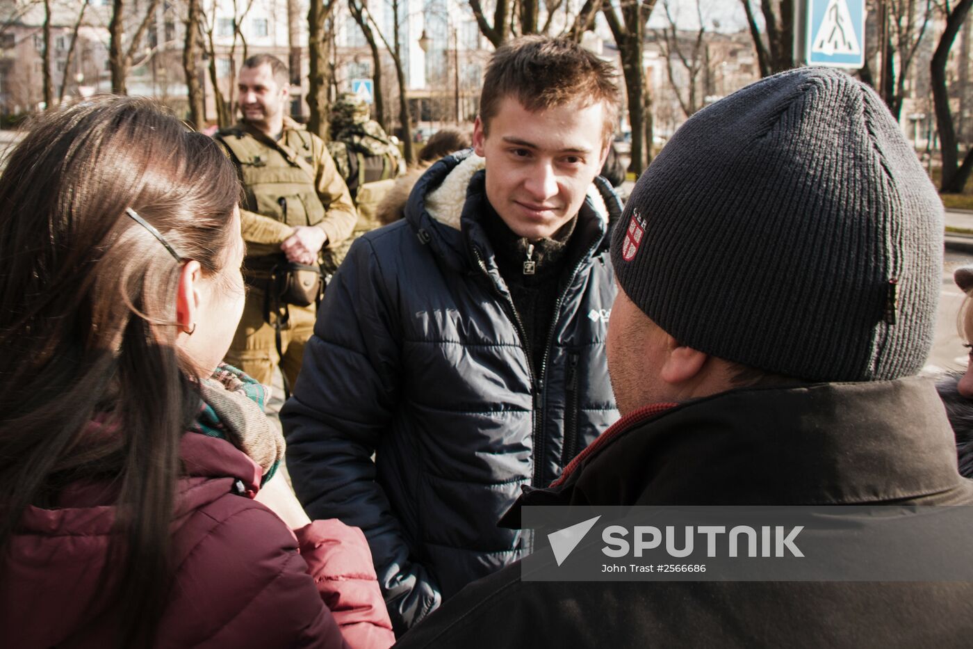 DPR Head Zakharchenko lets Ukrainian prisoner go at his father's request