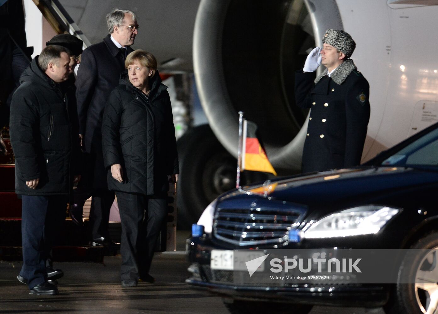 German Chancellor Merkel, French President Hollande arrive in Moscow