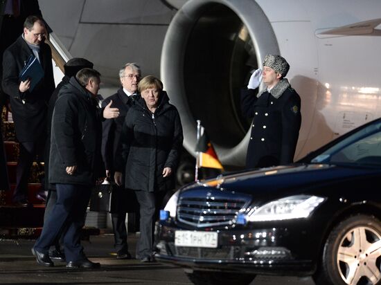 German Chancellor Merkel, French President Hollande arrive in Moscow