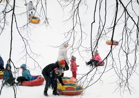 Muscovites' recreation in Vorontsovsky Park
