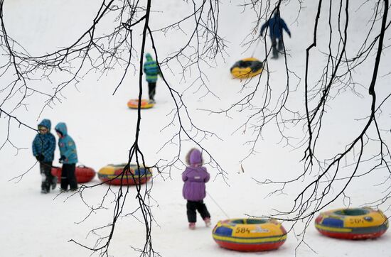 Muscovites' recreation in Vorontsovsky Park