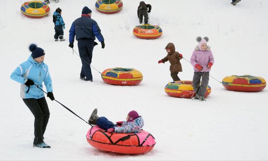 Muscovites' recreation in Vorontsovsky Park