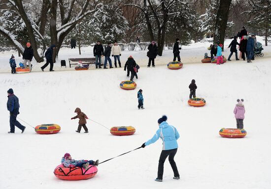 Muscovites' recreation in Vorontsovsky Park