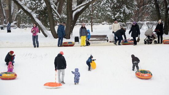 Muscovites' recreation in Vorontsovsky Park