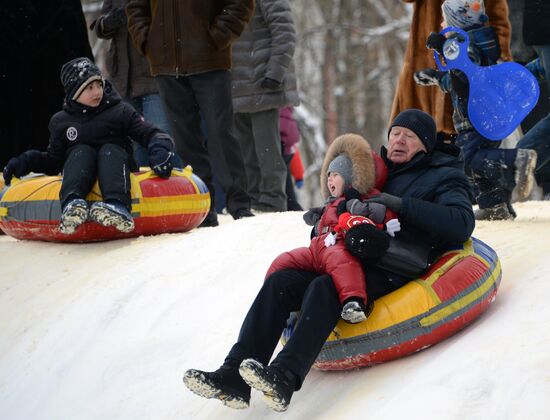 Muscovites' recreation in Vorontsovsky Park