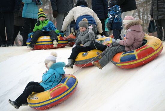 Muscovites' recreation in Vorontsovsky Park