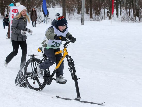 Winter bicycle race in Moscow's Sokolniki park