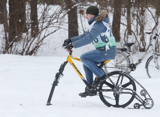 Winter bicycle race in Moscow's Sokolniki park